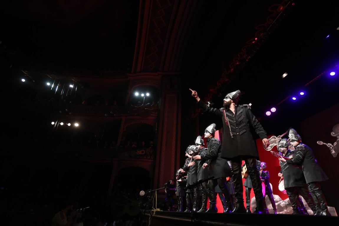 FOTOS: La antología de Juan Carlos Aragón levanta el Falla