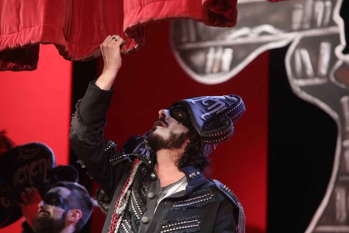 FOTOS: La antología de Juan Carlos Aragón levanta el Falla