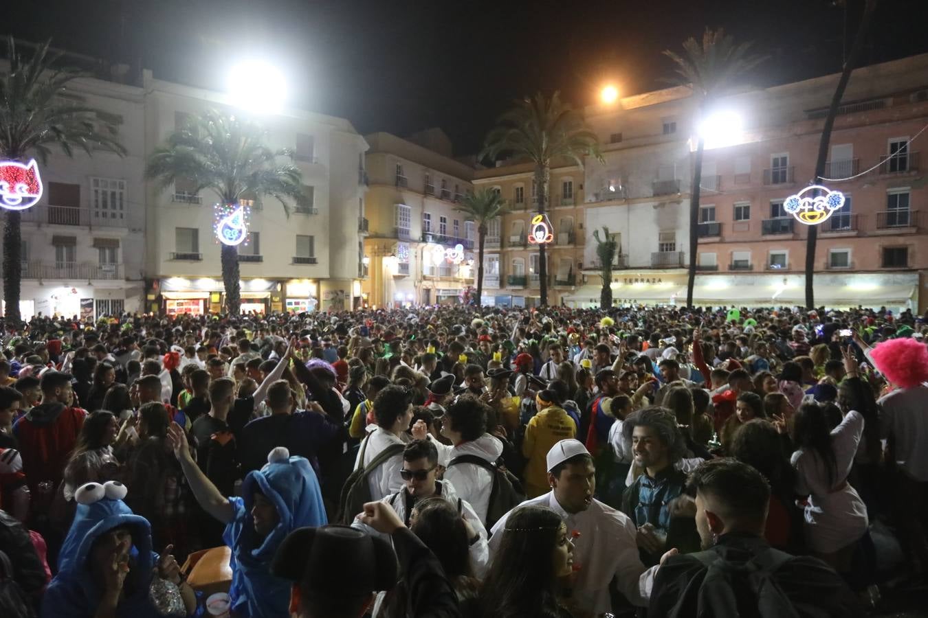 FOTOS: Ambiente el primer sábado de Carnaval en Cádiz