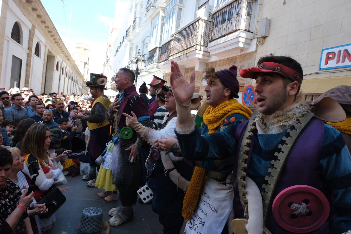 FOTOS: Gran ambiente en la Batalla de coplas del Carnaval de Cádiz 2020