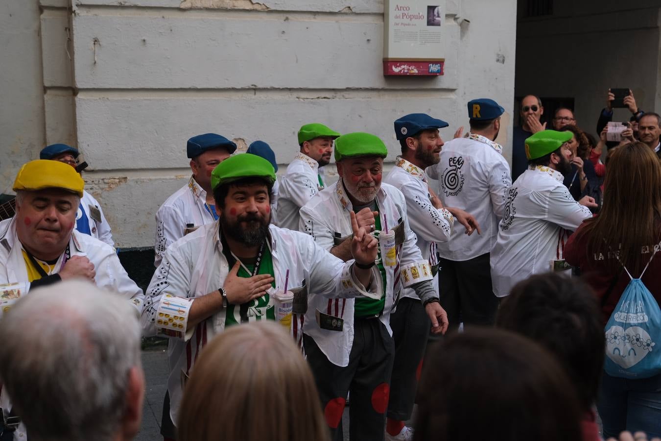 FOTOS: Gran ambiente en la Batalla de coplas del Carnaval de Cádiz 2020