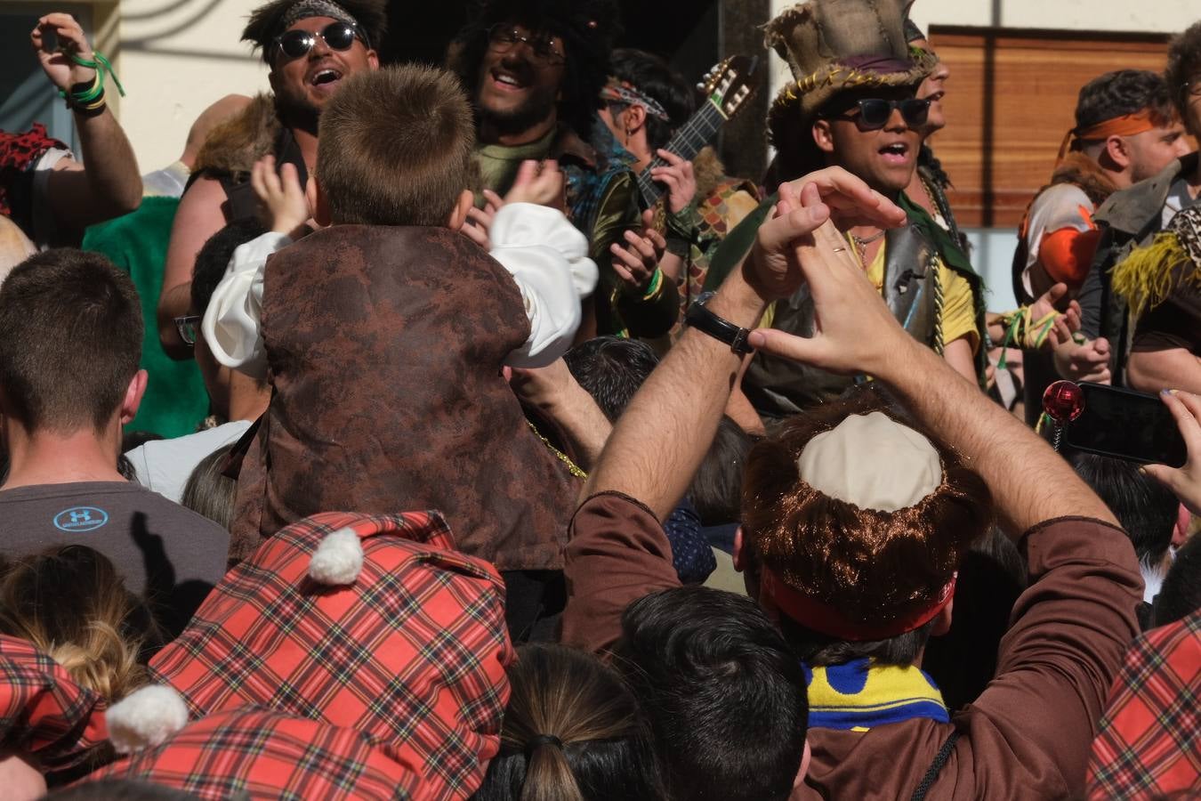 FOTOS: Gran ambiente en la Batalla de coplas del Carnaval de Cádiz 2020