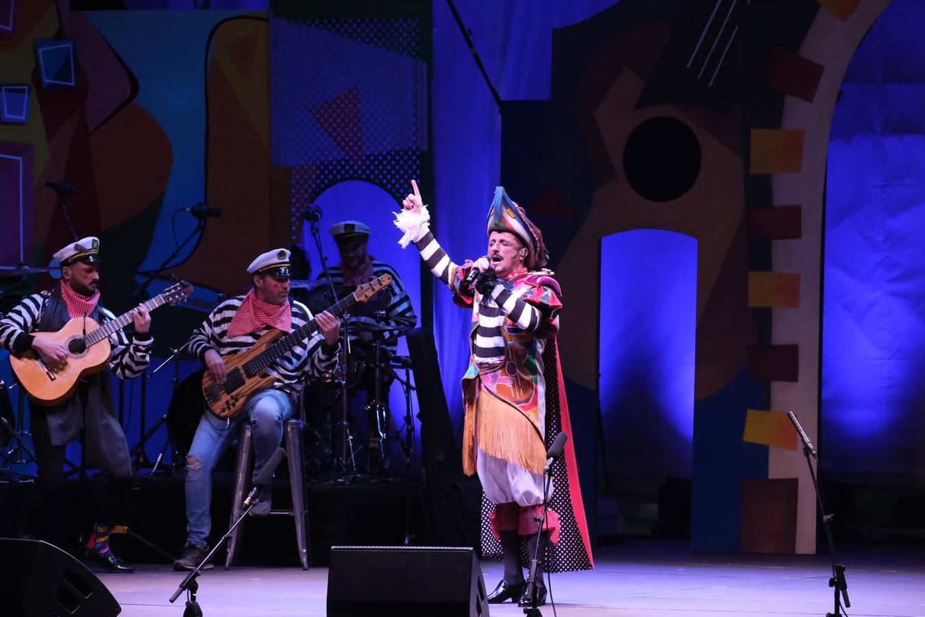 FOTOS: David Palomar, pregonero del Carnaval de Cádiz, levanta la plaza de San Antonio