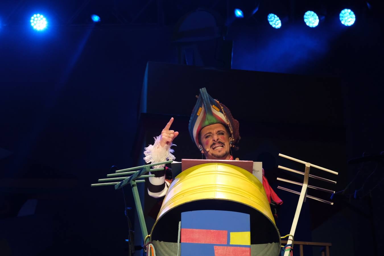 FOTOS: David Palomar, pregonero del Carnaval de Cádiz, levanta la plaza de San Antonio