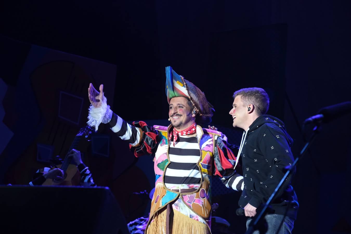 FOTOS: David Palomar, pregonero del Carnaval de Cádiz, levanta la plaza de San Antonio