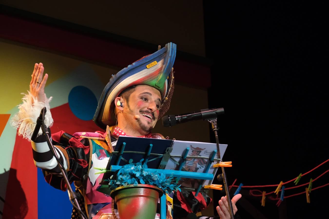 FOTOS: David Palomar, pregonero del Carnaval de Cádiz, levanta la plaza de San Antonio