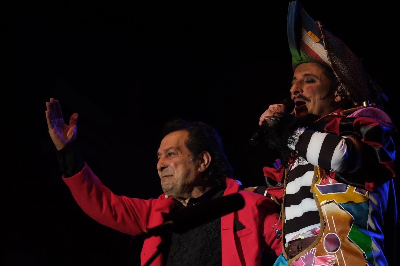 FOTOS: David Palomar, pregonero del Carnaval de Cádiz, levanta la plaza de San Antonio