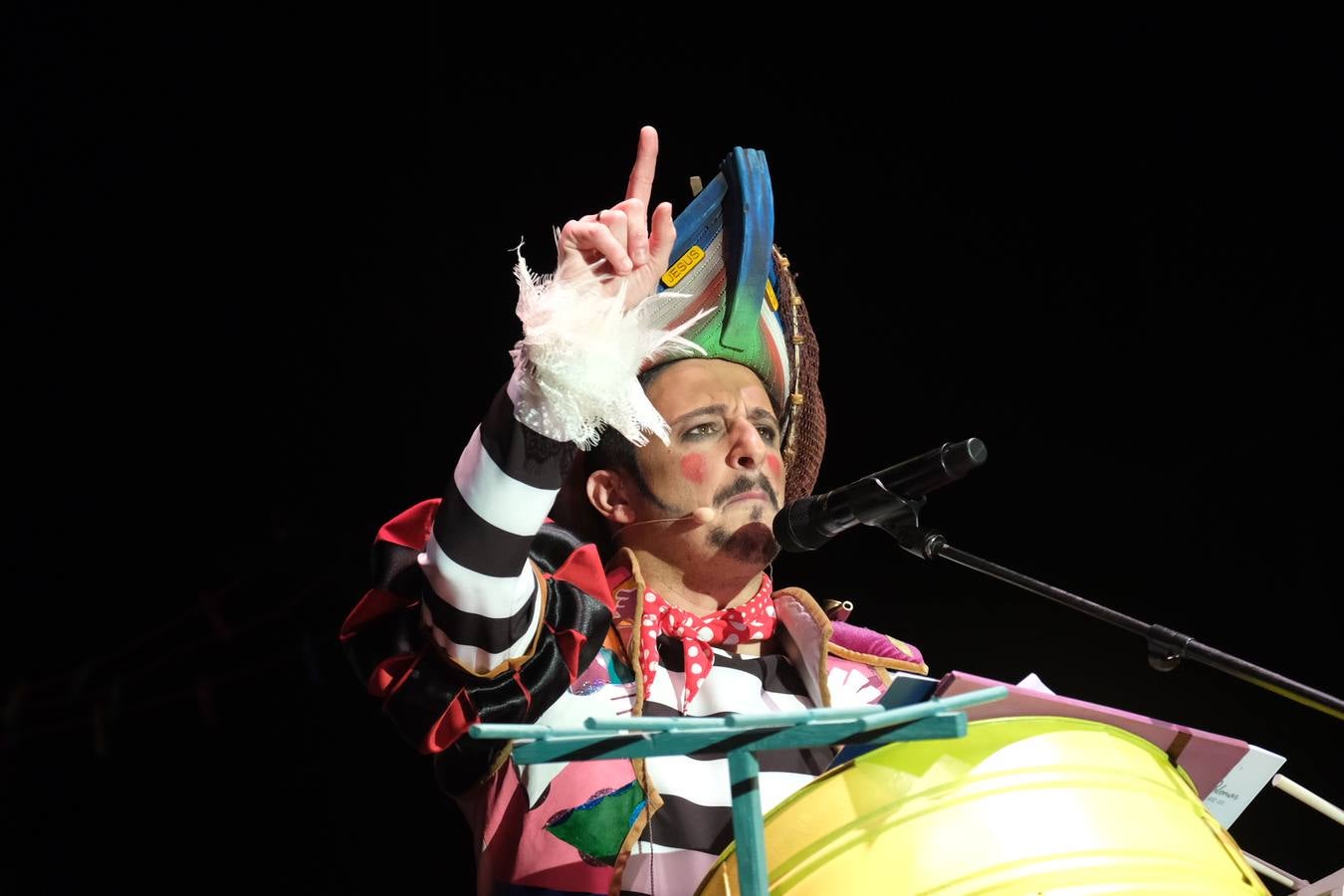 FOTOS: David Palomar, pregonero del Carnaval de Cádiz, levanta la plaza de San Antonio