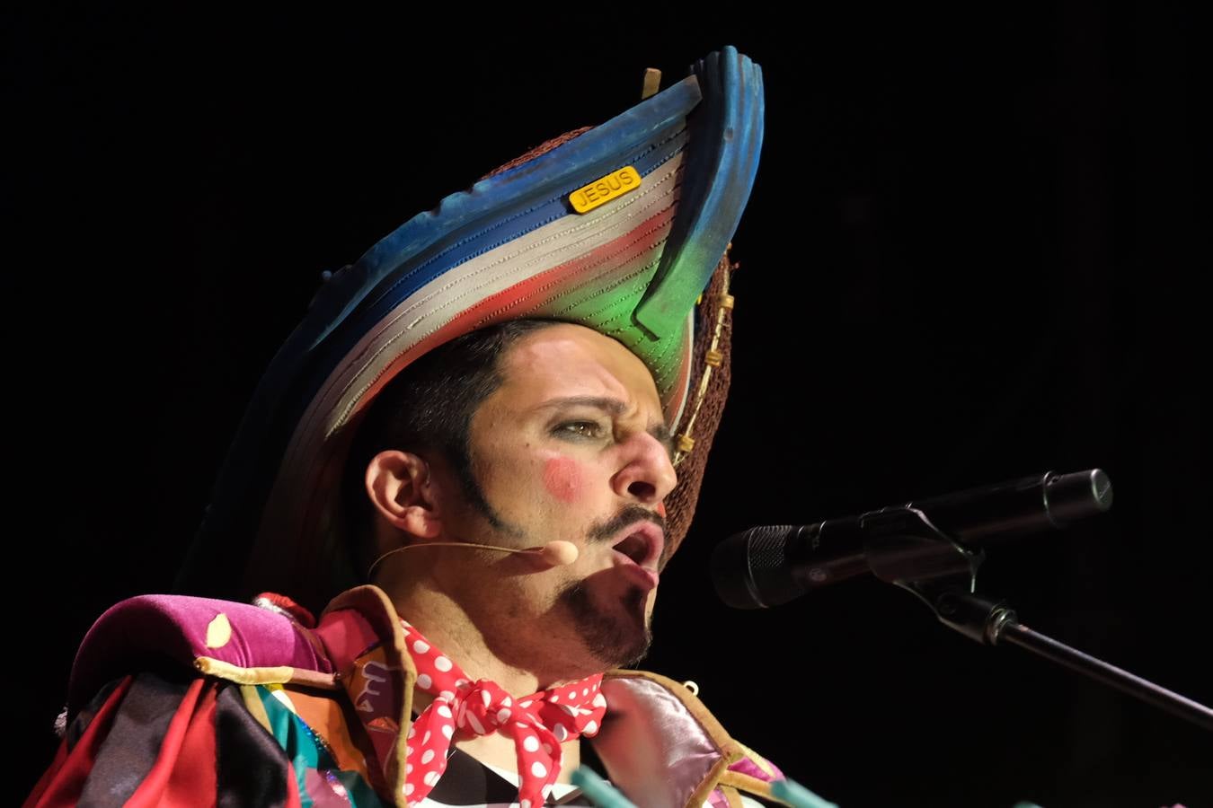 FOTOS: David Palomar, pregonero del Carnaval de Cádiz, levanta la plaza de San Antonio