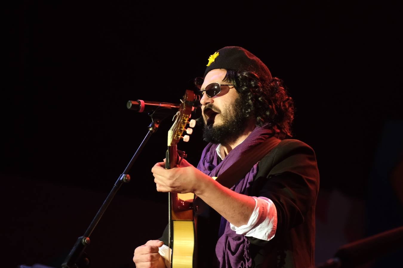 FOTOS: David Palomar, pregonero del Carnaval de Cádiz, levanta la plaza de San Antonio