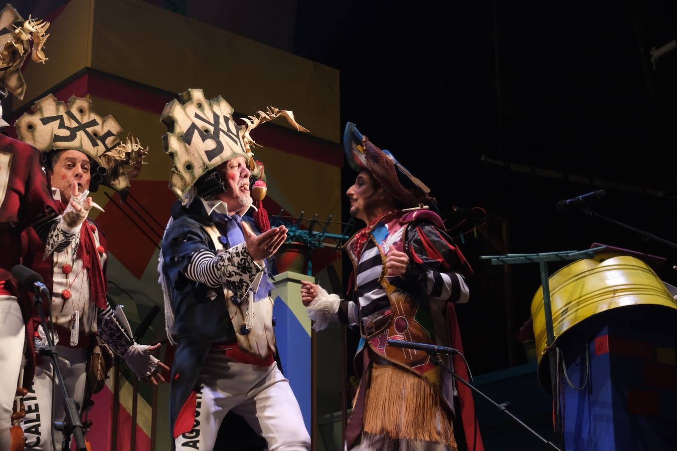 FOTOS: David Palomar, pregonero del Carnaval de Cádiz, levanta la plaza de San Antonio