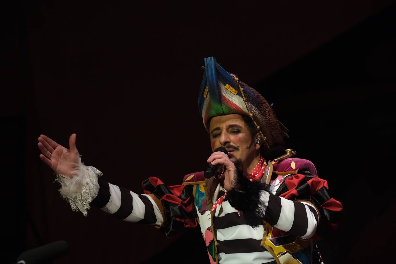 FOTOS: David Palomar, pregonero del Carnaval de Cádiz, levanta la plaza de San Antonio