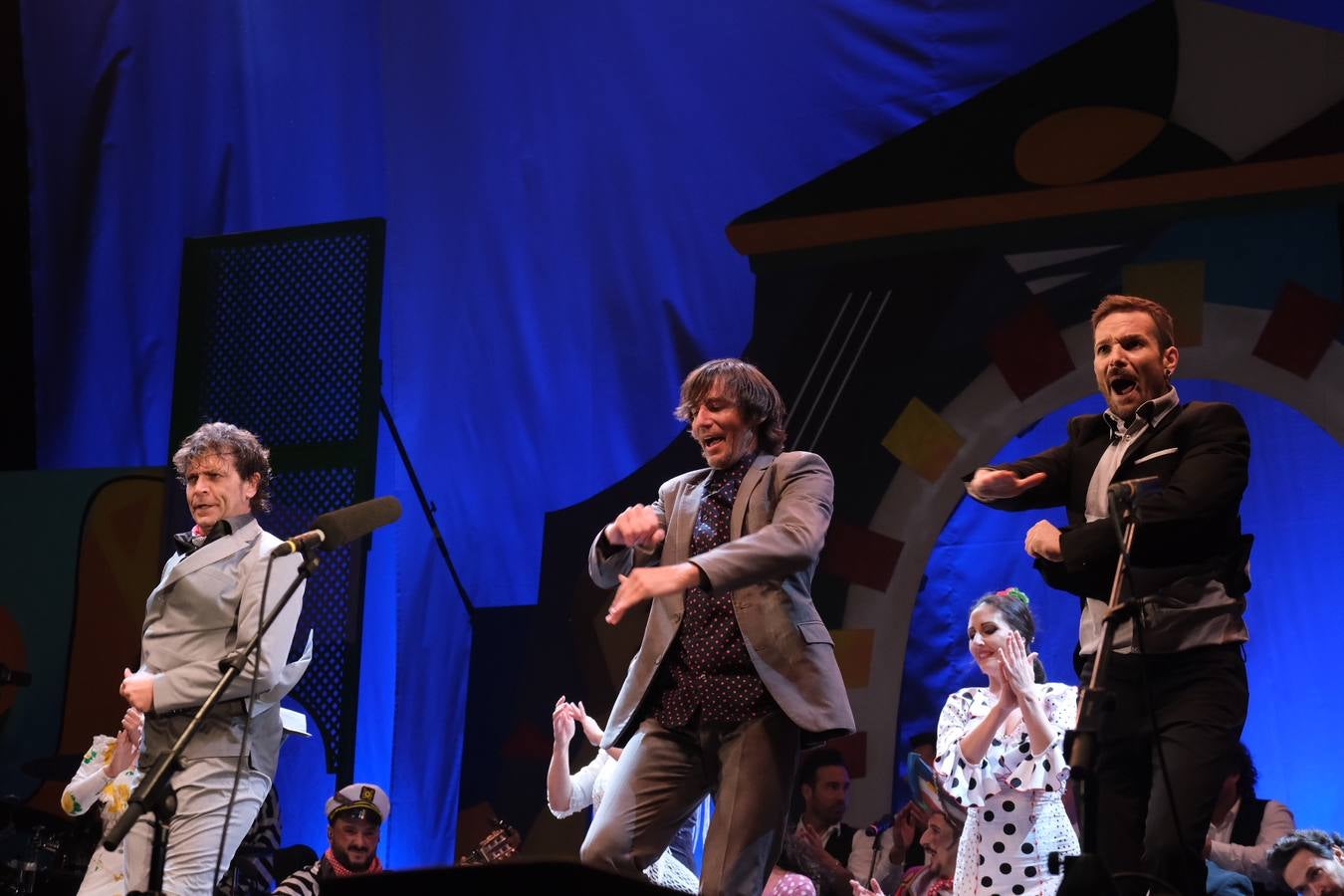 FOTOS: David Palomar, pregonero del Carnaval de Cádiz, levanta la plaza de San Antonio