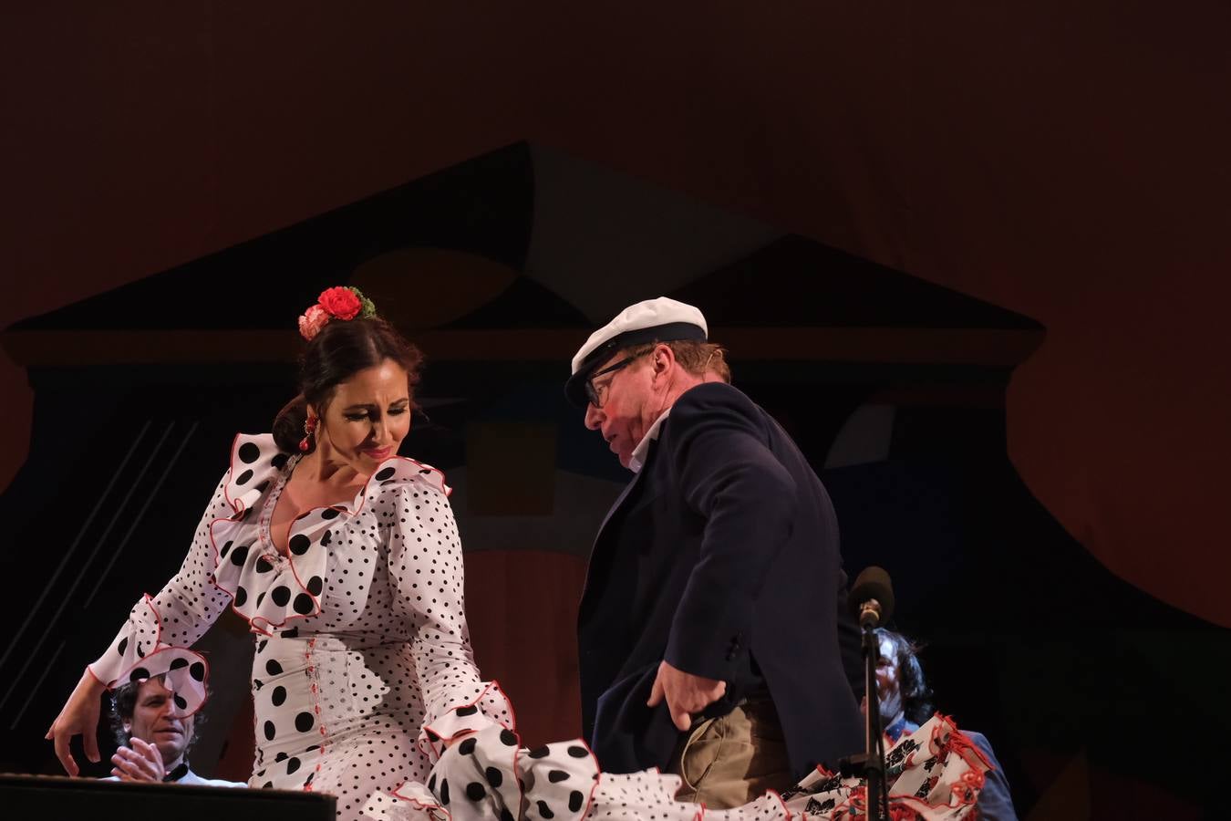 FOTOS: David Palomar, pregonero del Carnaval de Cádiz, levanta la plaza de San Antonio