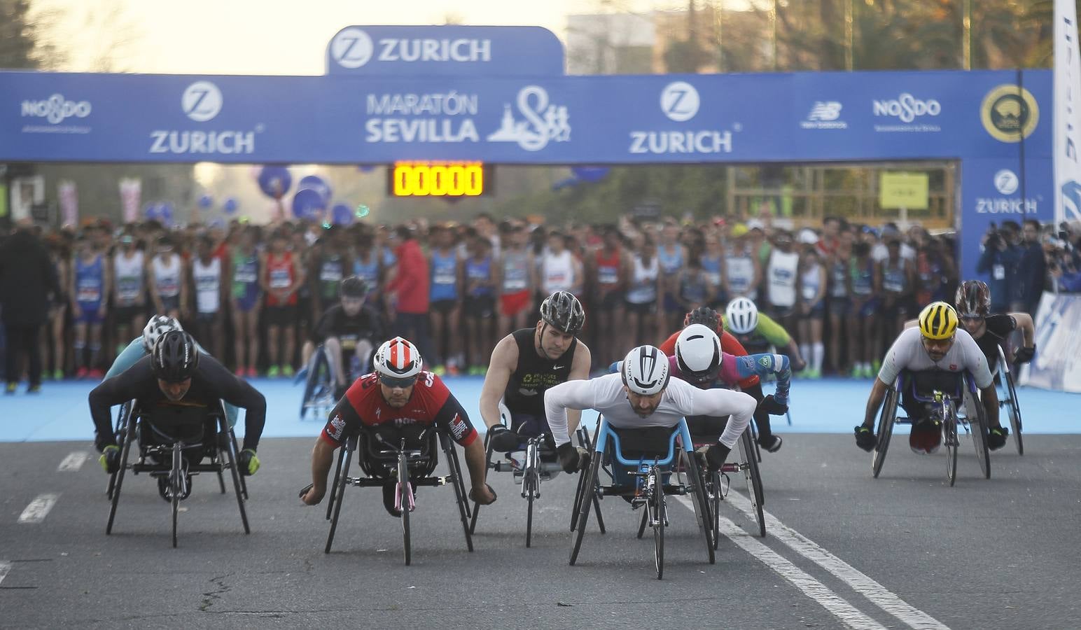 Gran ambiente en la salida del Zurich Maratón Sevilla 2020