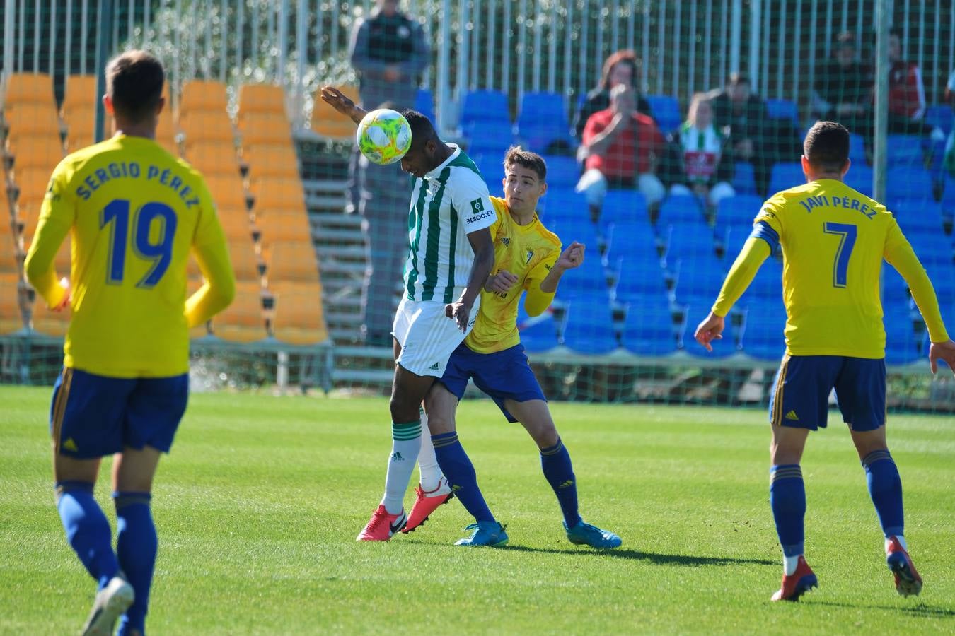 El Cádiz B-Córdoba CF y la afición blanquiverde, en imágenes