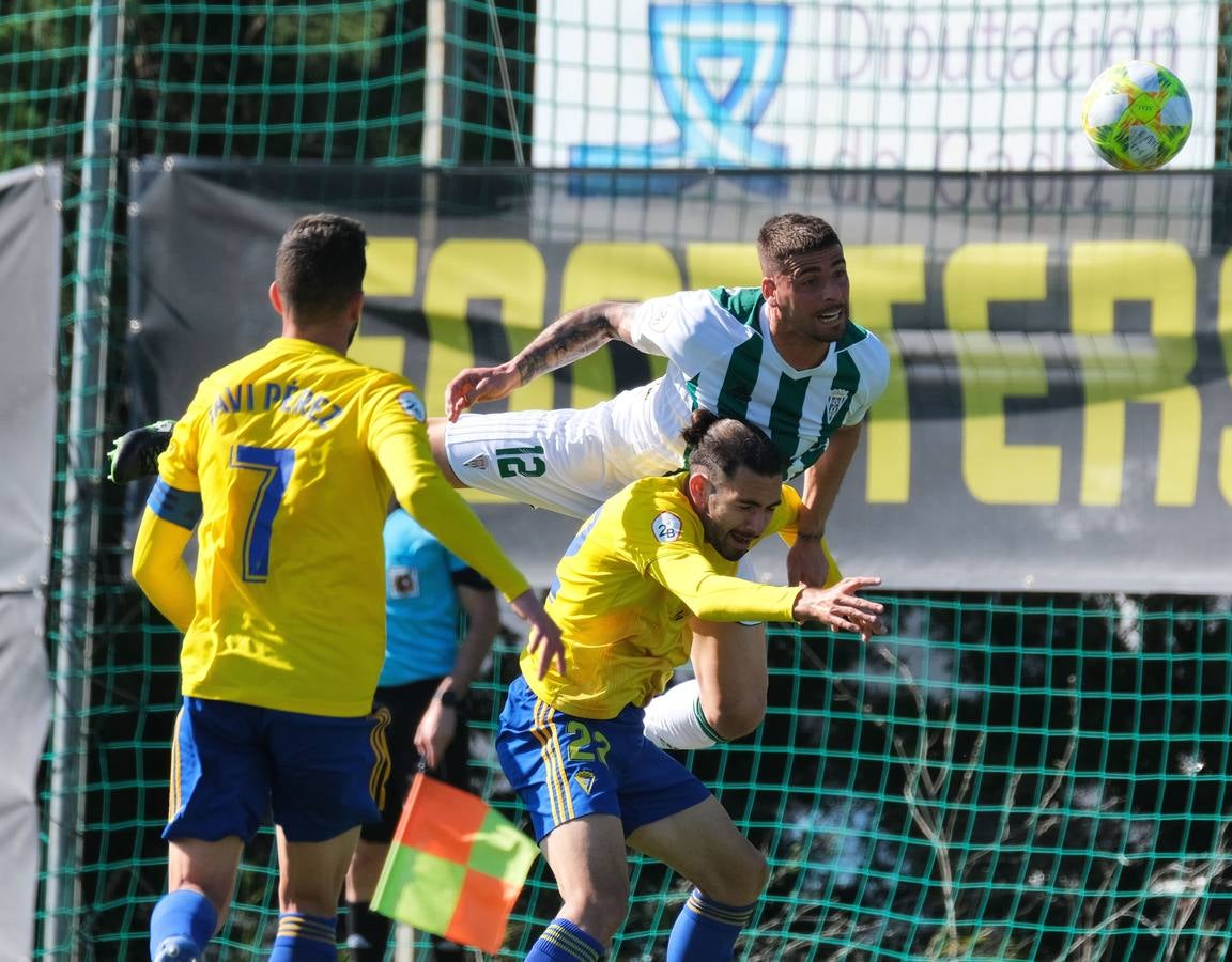 El Cádiz B-Córdoba CF y la afición blanquiverde, en imágenes