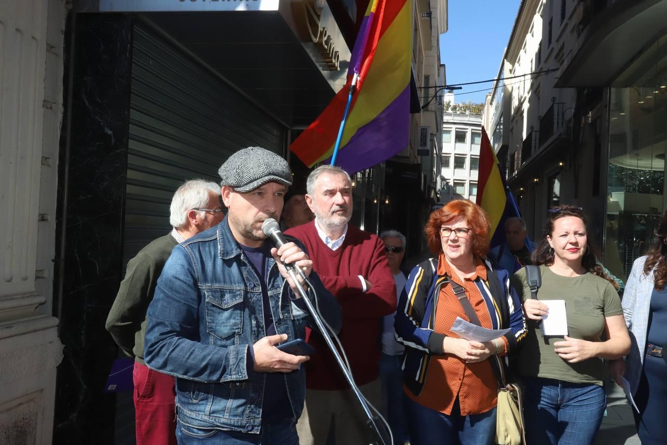 La protesta contra el regreso de Cruz Conde y Vallellano, en imágenes