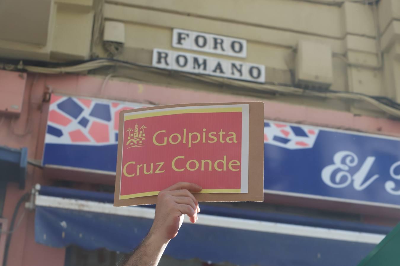 La protesta contra el regreso de Cruz Conde y Vallellano, en imágenes