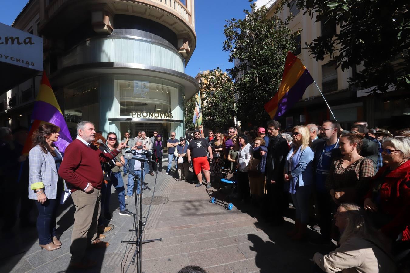 La protesta contra el regreso de Cruz Conde y Vallellano, en imágenes