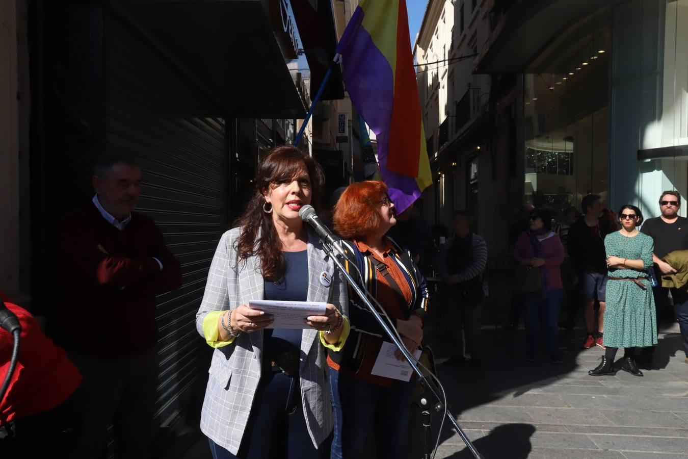 La protesta contra el regreso de Cruz Conde y Vallellano, en imágenes