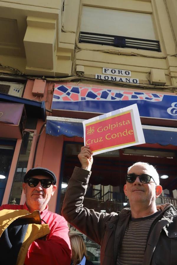 La protesta contra el regreso de Cruz Conde y Vallellano, en imágenes