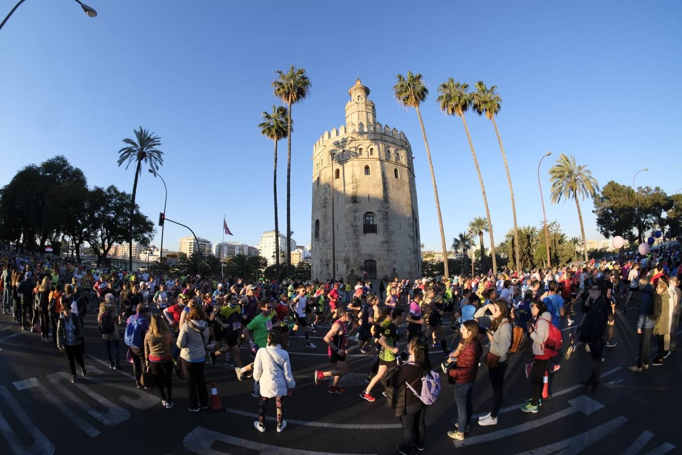 Gran ambiente en la salida del Zurich Maratón Sevilla 2020