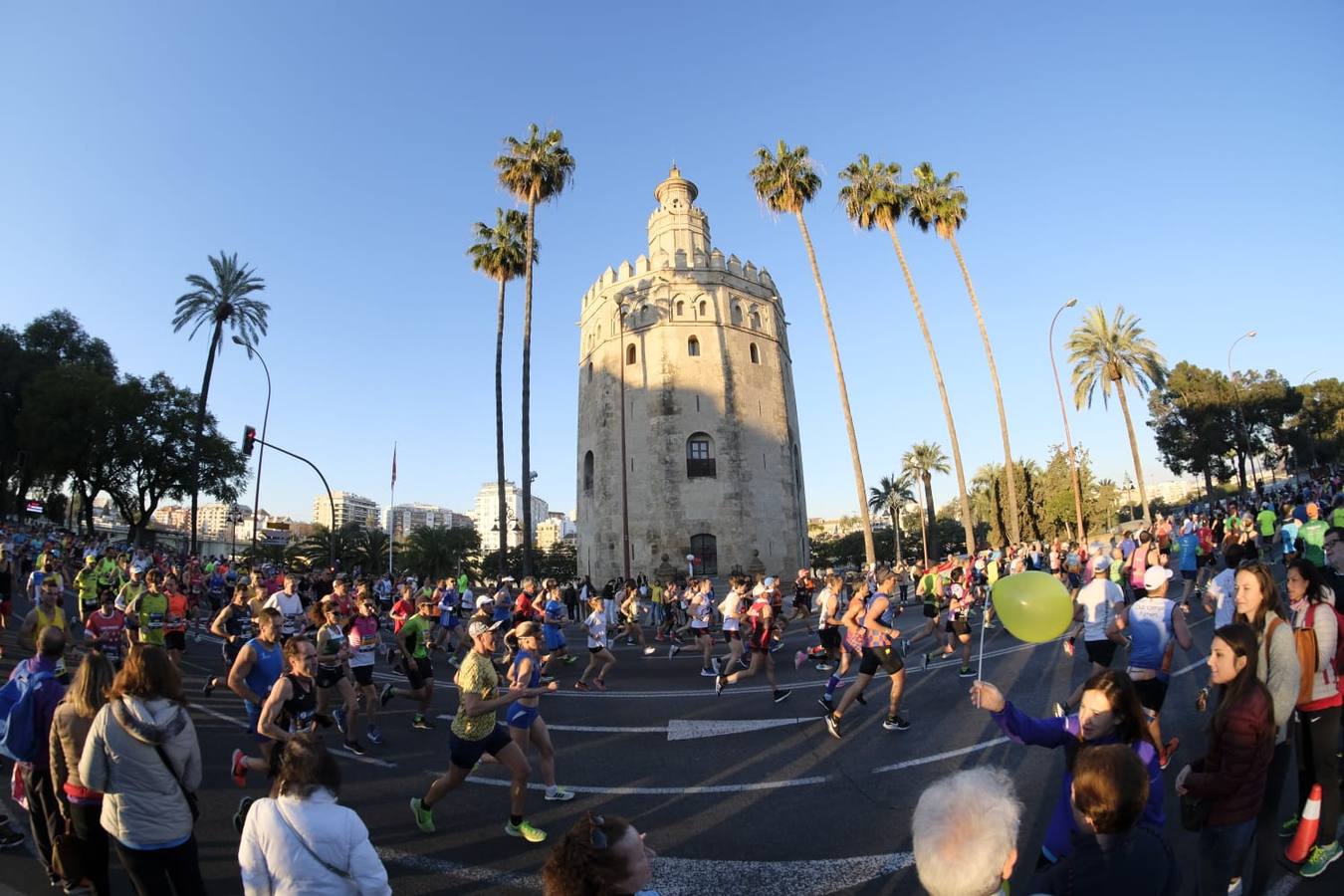 Gran ambiente en la salida del Zurich Maratón Sevilla 2020