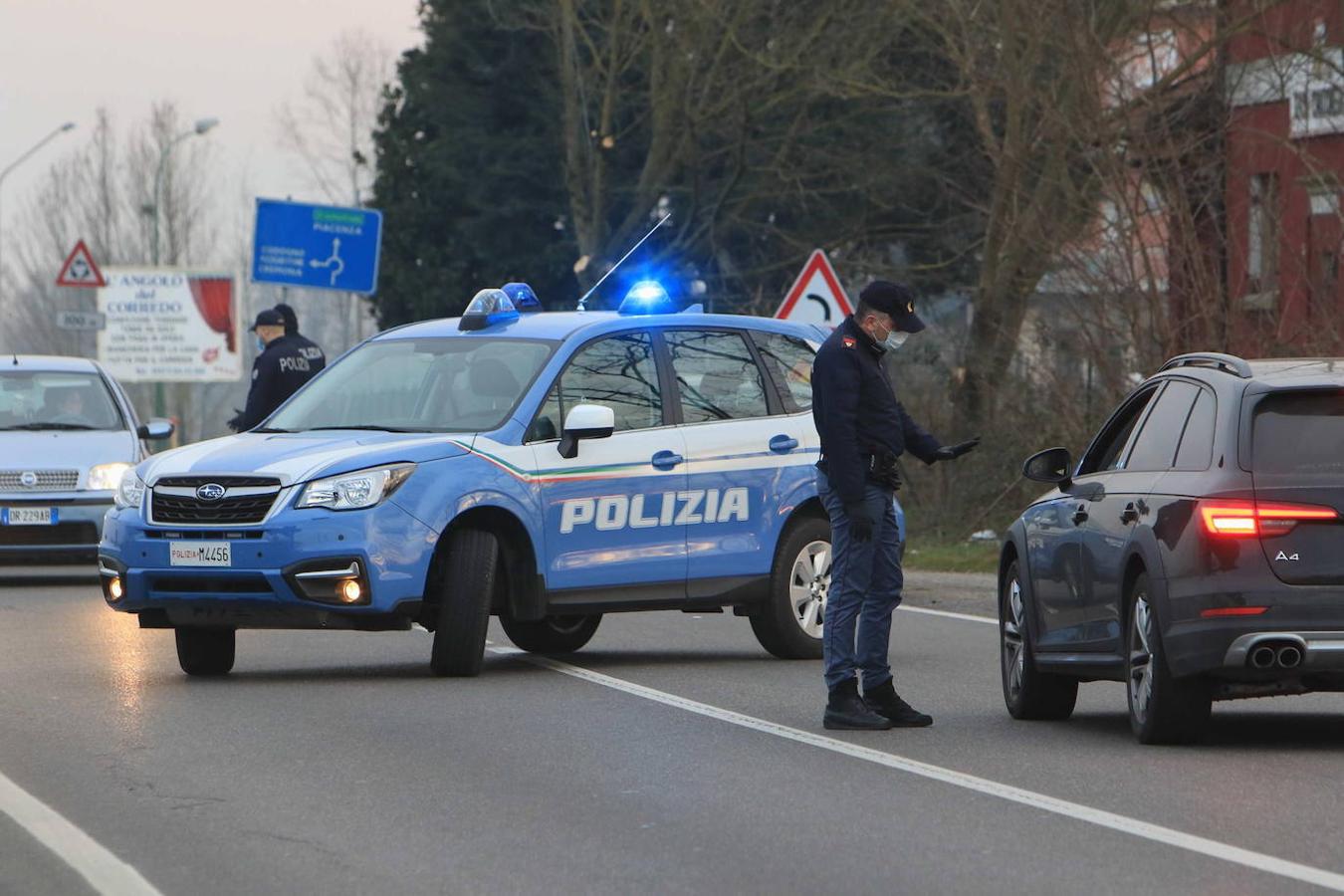 Agentes de Policía cortan el tráfico en las ciudades del norte de Italia azotadas por el coronavirus. 