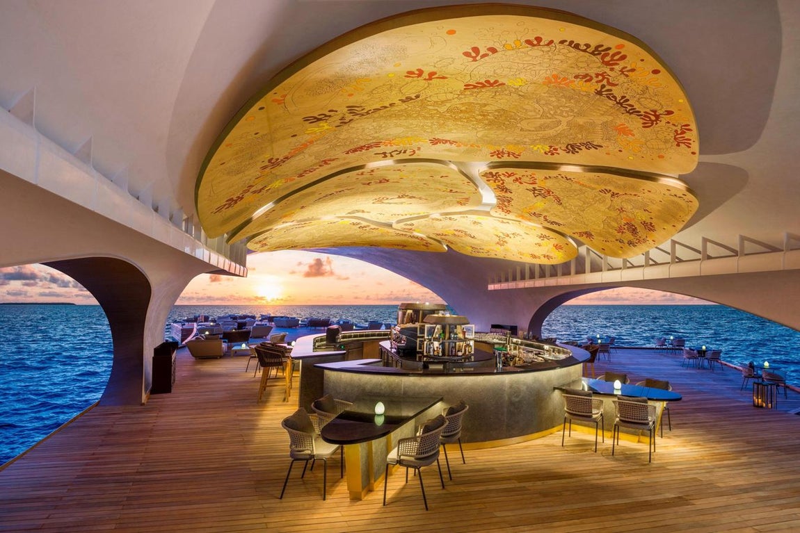 Tu isla de lujo en Maldivas. La isla dispone de hasta seis restaurantes gourmet con sabores procedentes de todo el mundo, como en Whale Bar, donde los huéspedes pueden disfrutar de mariscos de origen local regados con los mejores vinos y licores.