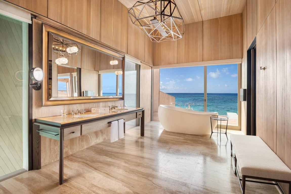 Tu isla de lujo en Maldivas. De entre todas las villas destaca la John Jacob Astor Estate, coronada como la villa sobre el agua más grande de las Maldivas. Cuenta con tres dormitorios, piscina, bañera de hidromasajes y balcón privado, entre otros lujos.