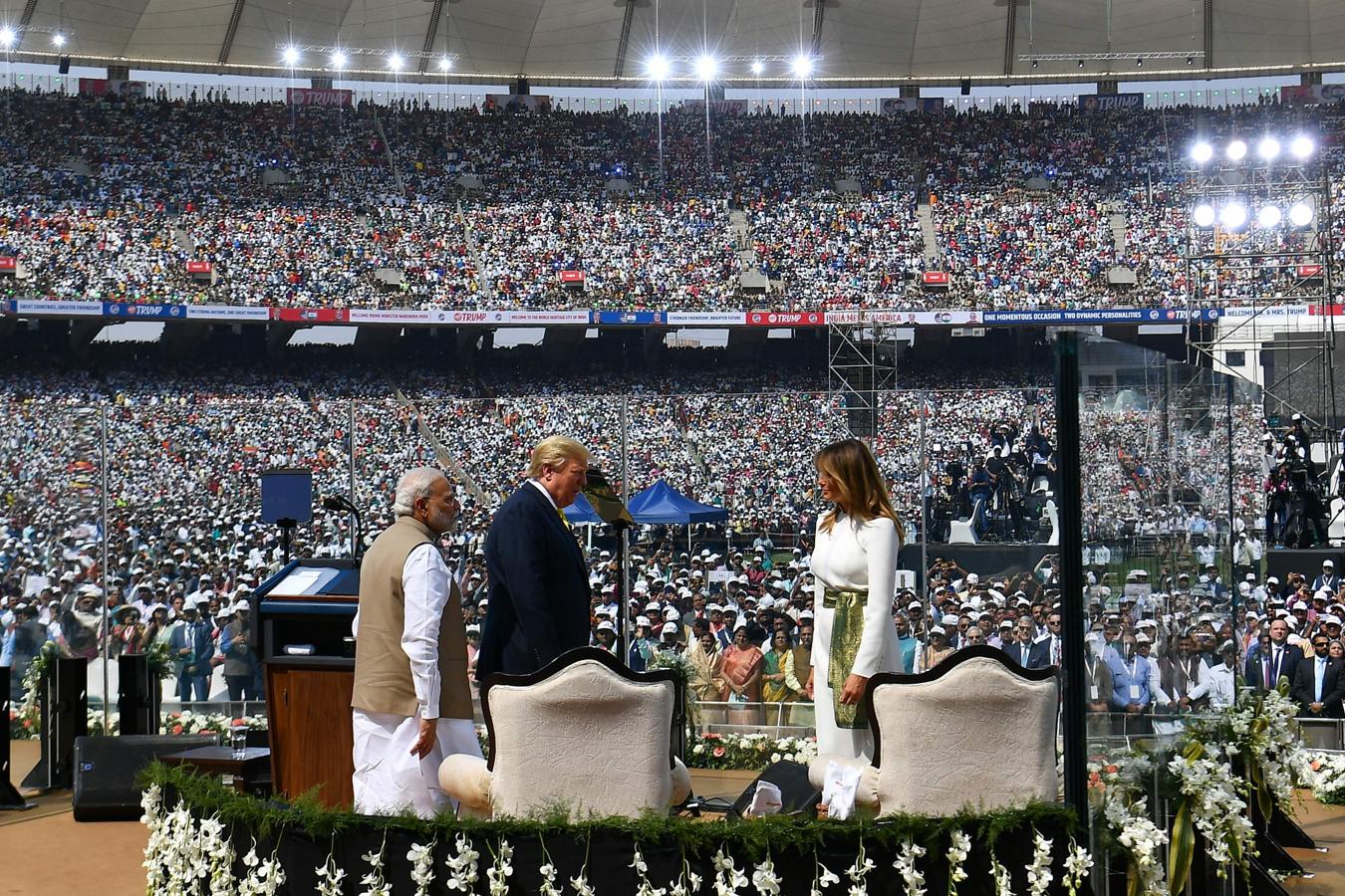 Trump, Melania y Modi llegan al estadio Sardar Patel en Motera para dar inicio al evento. 