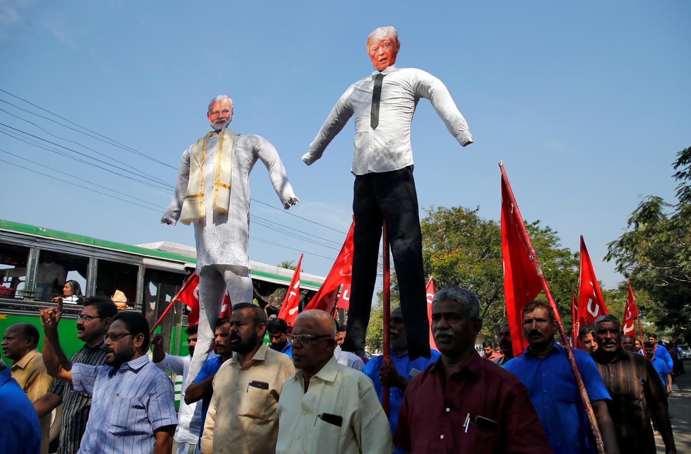 Los partidarios del Centro de Sindicatos de la India (CITU) llevan efigies que representan al presidente estadounidense, Donald Trump, y al primer ministro de la India, Narendra Modi, durante una protesta contra la visita de Trump. 