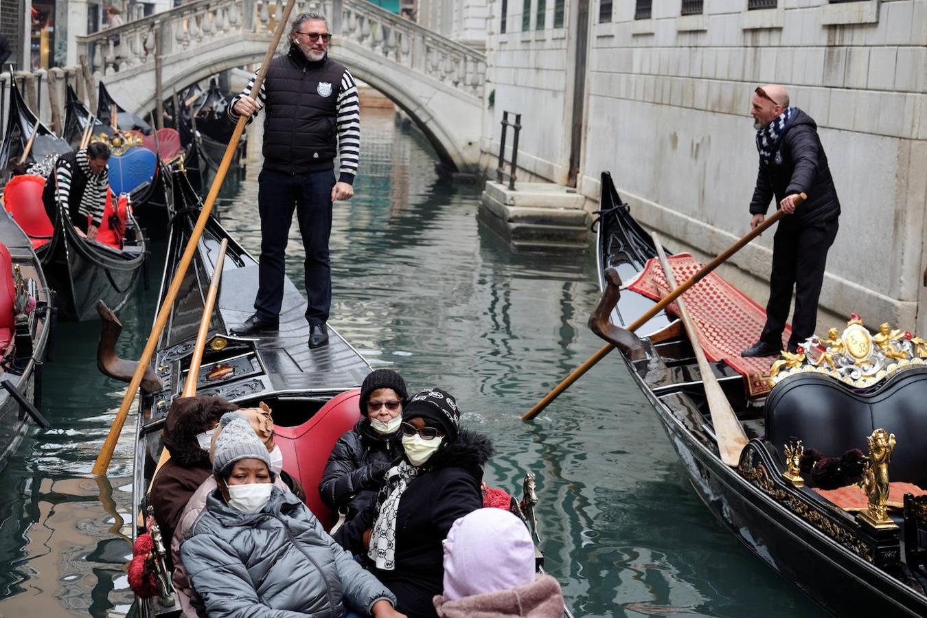 Turistas en Venecia visitan la ciudad con mascarillas. 