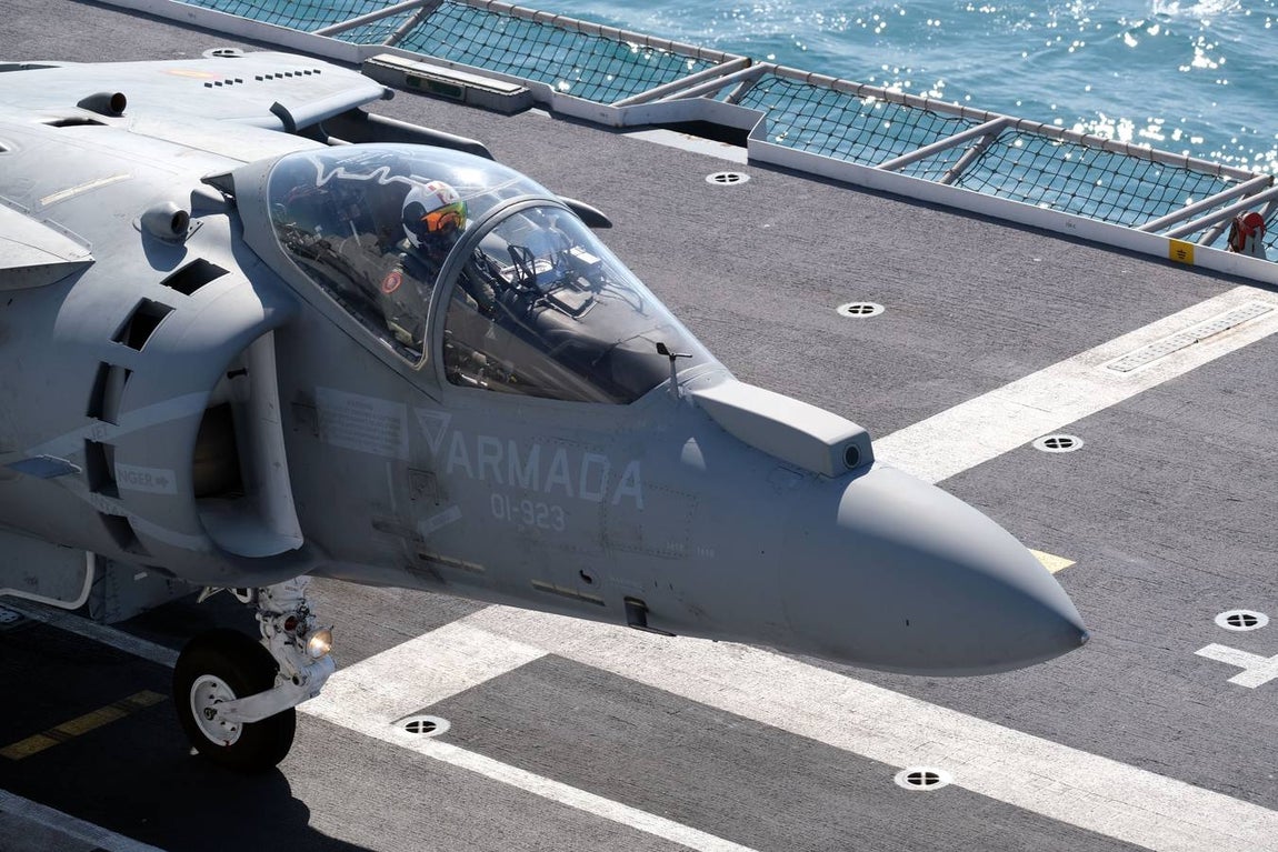 FOTOS: La ministra de Defensa participa en las maniobras Gruflex-20 en la Bahía de Cádiz