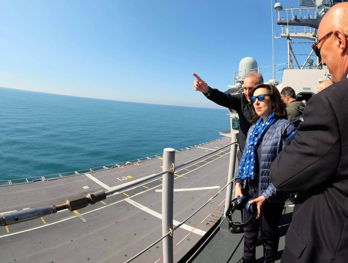 FOTOS: La ministra de Defensa participa en las maniobras Gruflex-20 en la Bahía de Cádiz