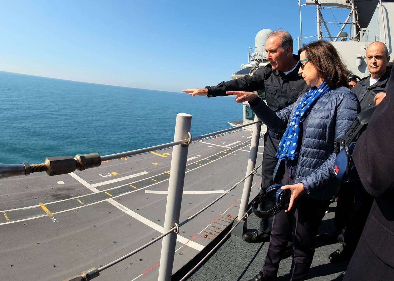 FOTOS: La ministra de Defensa participa en las maniobras Gruflex-20 en la Bahía de Cádiz