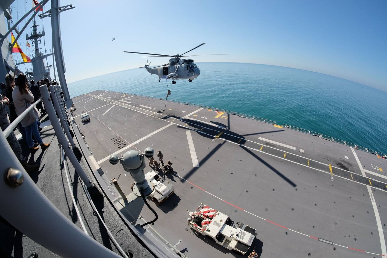 FOTOS: La ministra de Defensa participa en las maniobras Gruflex-20 en la Bahía de Cádiz