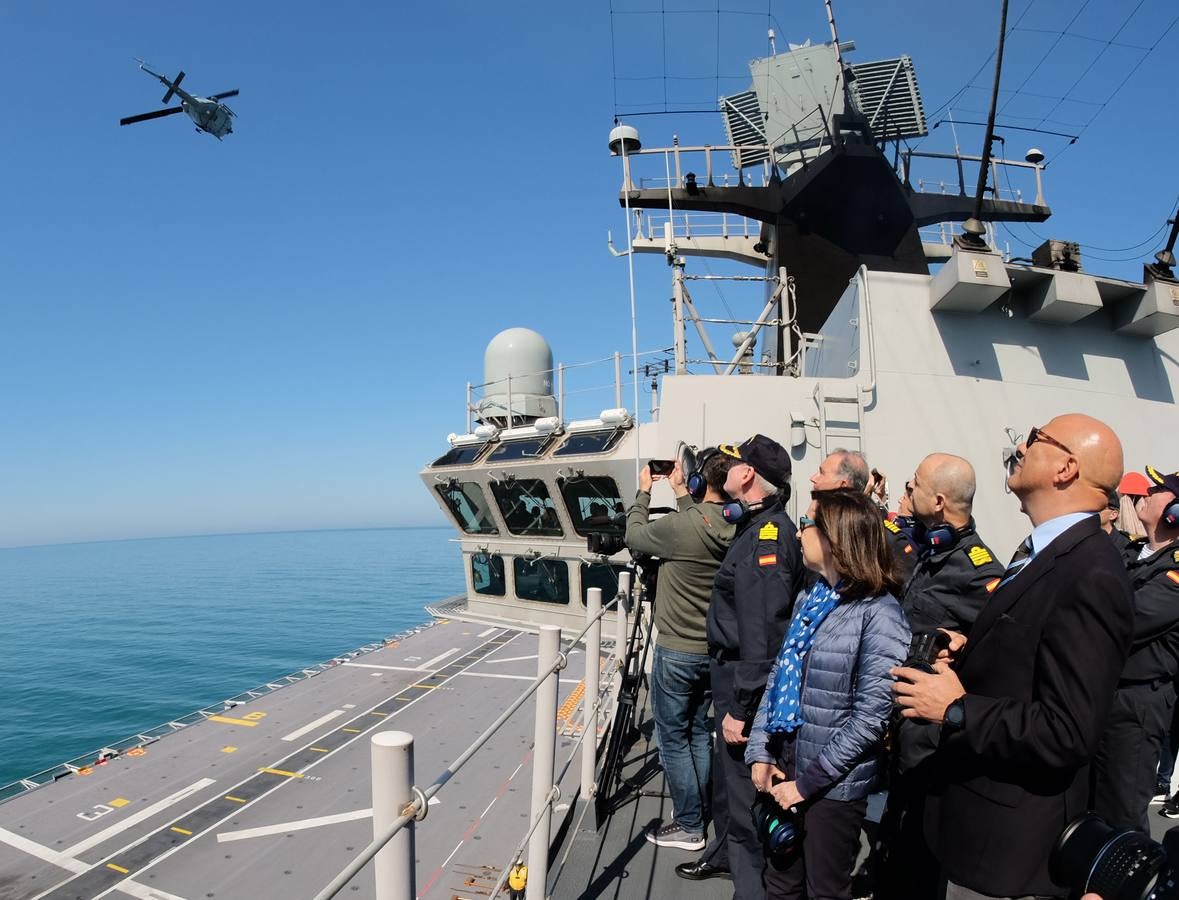 FOTOS: La ministra de Defensa participa en las maniobras Gruflex-20 en la Bahía de Cádiz