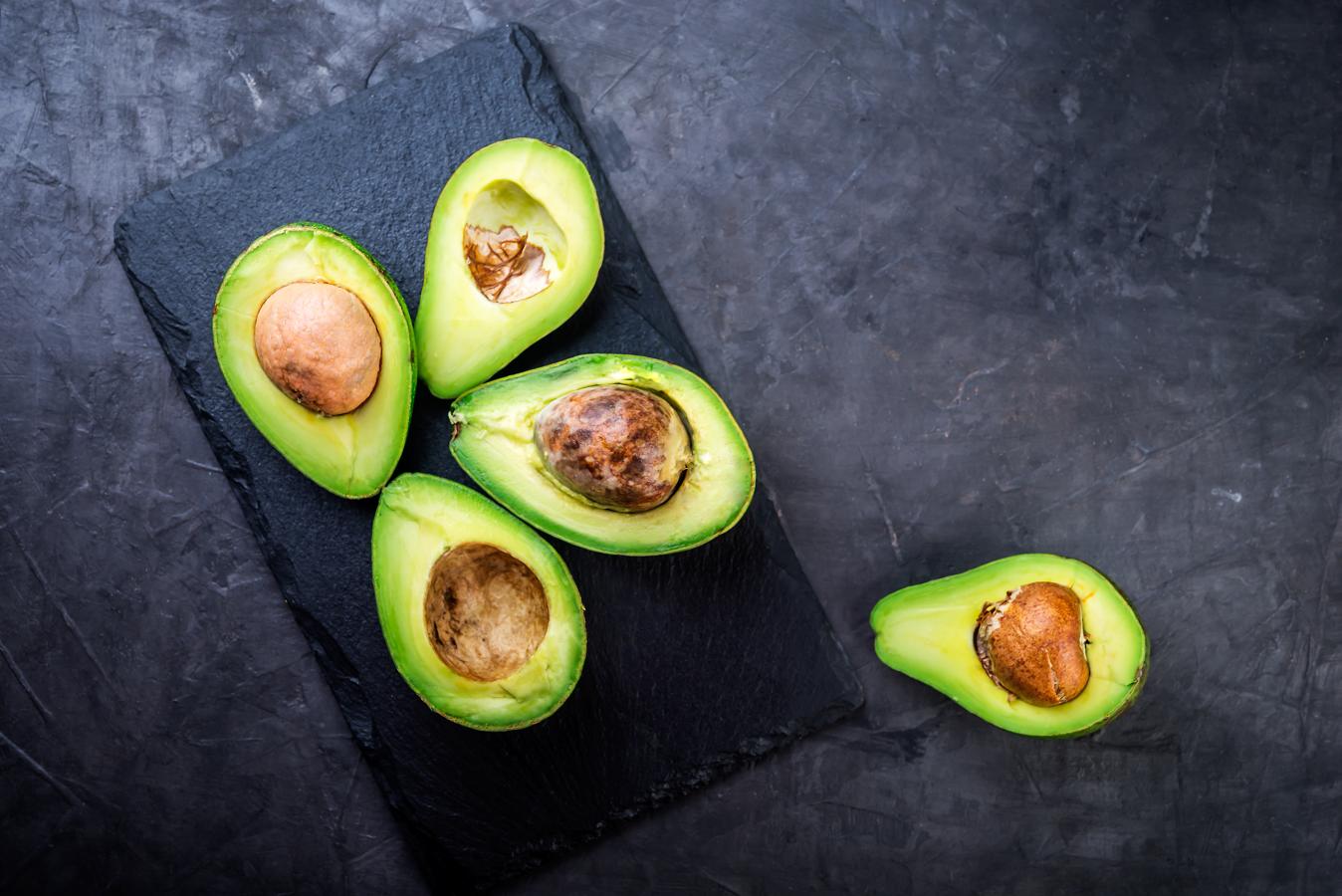 Aguacate. ¿Sabes cómo evitar que el aguacate se ponga negro? «Lo que ocurre cuando la pulpa del <a href="https://www.abc.es/bienestar/alimentacion/abci-trucos-para-aguacate-no-ponga-negro-y-cuales-beneficios-202002020251_noticia.html" target="_blank">aguacate </a>entra en contacto con el oxígeno es que se oxida fácilmente y empieza a tomar ese color marrón poco atractivo. Para evitarlo, lo mejor es pasarle un chorrito de limón por encima y cubrirlo inmediatamente con film transparente, y de ahí a la nevera. La vitamina C del limón le servirá como antioxidante», cuenta la nutricionista Belén Molina.