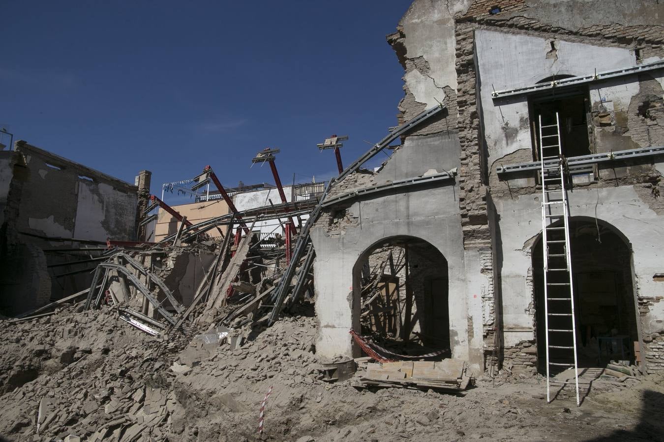 Imágenes del derrumbe que ha causado dos heridos en el Casco Histórico