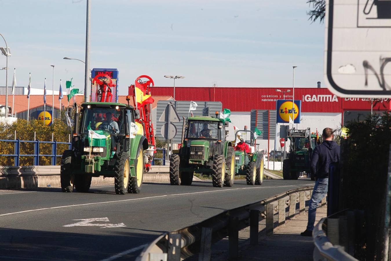 La tractorada corta la autovía que une Sevilla y Huelva, la A-49, en imágenes