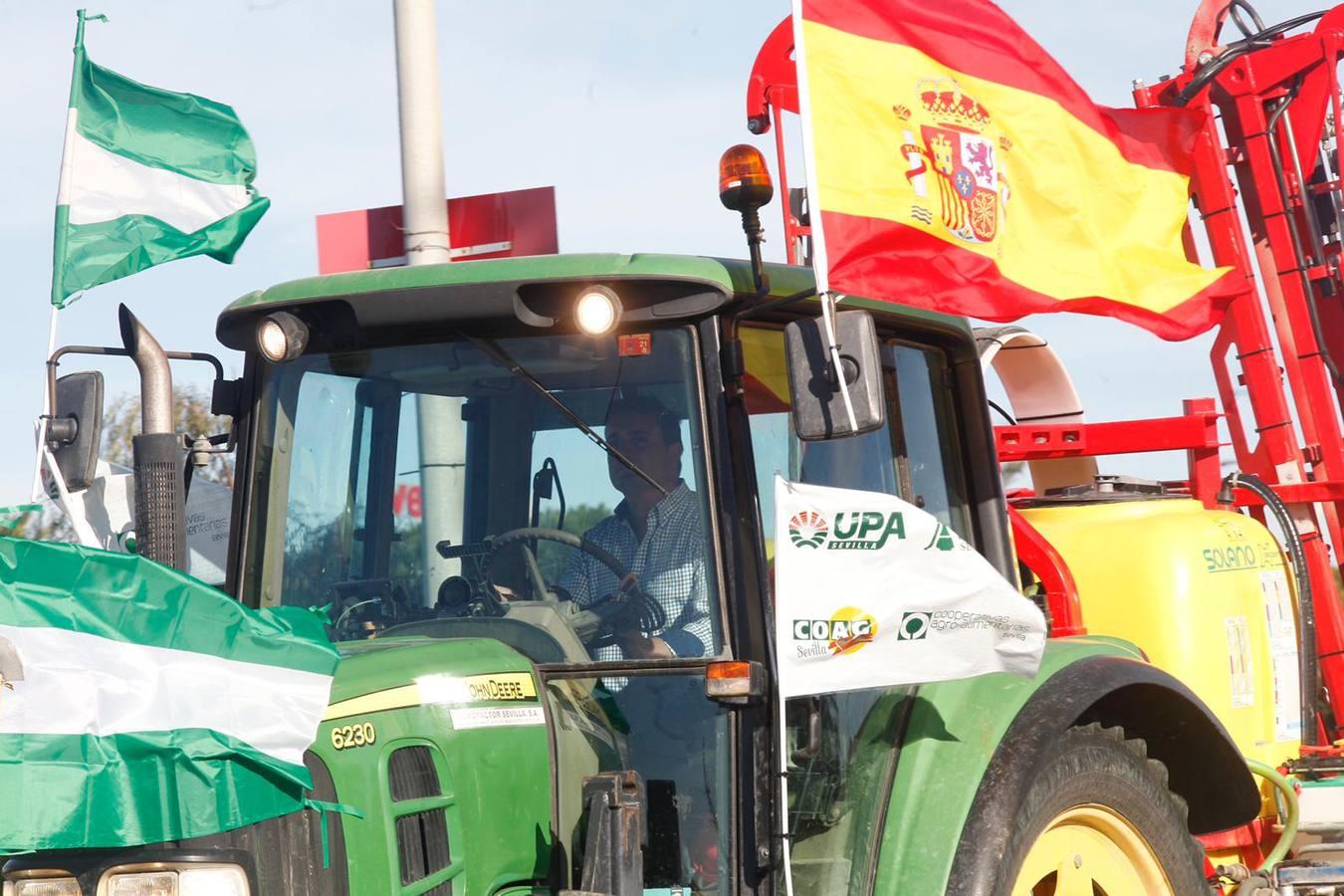 La tractorada corta la autovía que une Sevilla y Huelva, la A-49, en imágenes