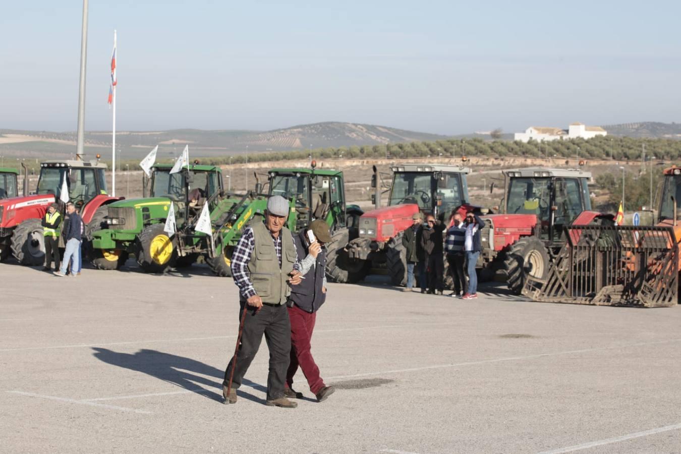 Las imágenes del corte de la autovía A-92 por las tractoradas en Sevilla