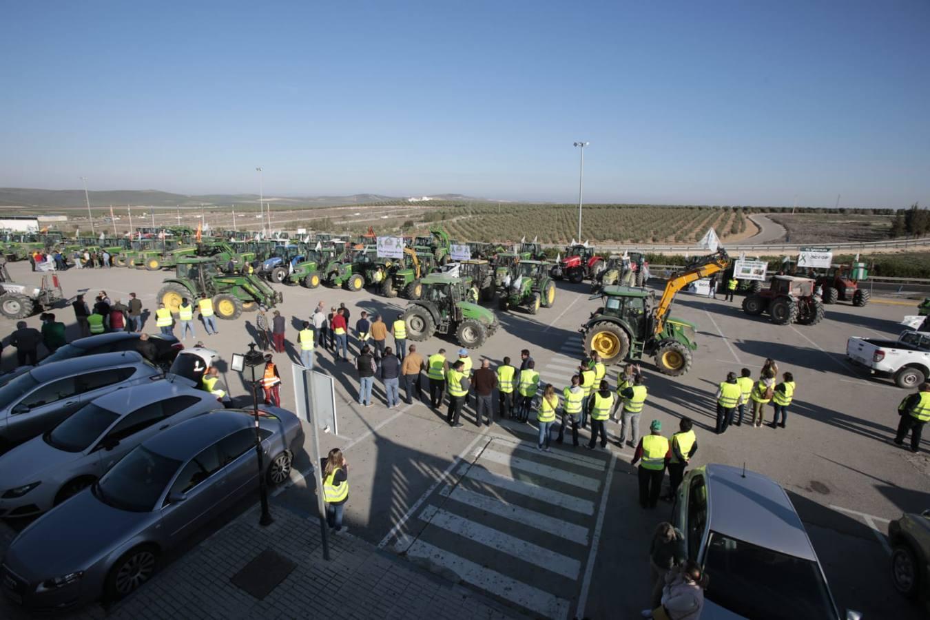 Las imágenes del corte de la autovía A-92 por las tractoradas en Sevilla