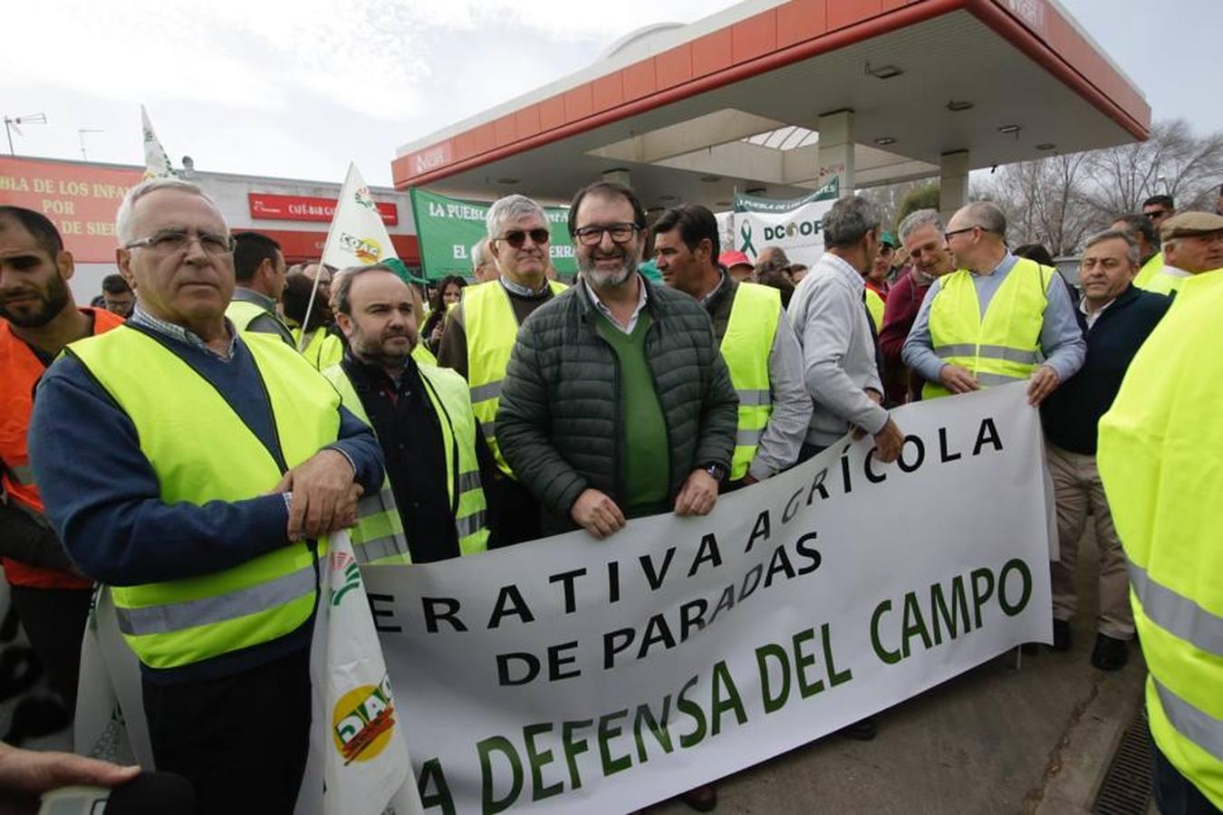 En imágenes, la tractorada de agricultores en la autovía A-4