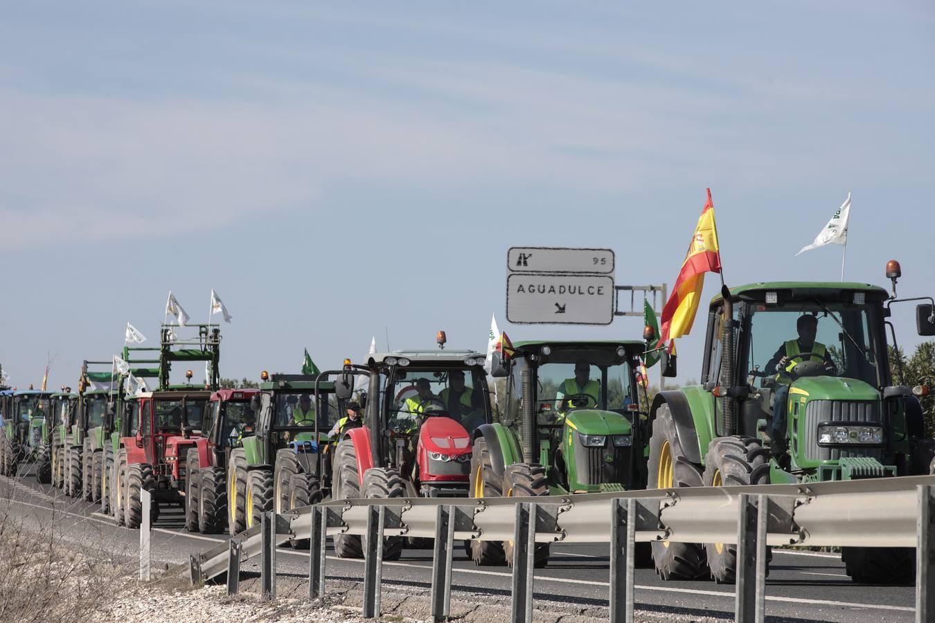 Las imágenes del corte de la autovía A-92 por las tractoradas en Sevilla