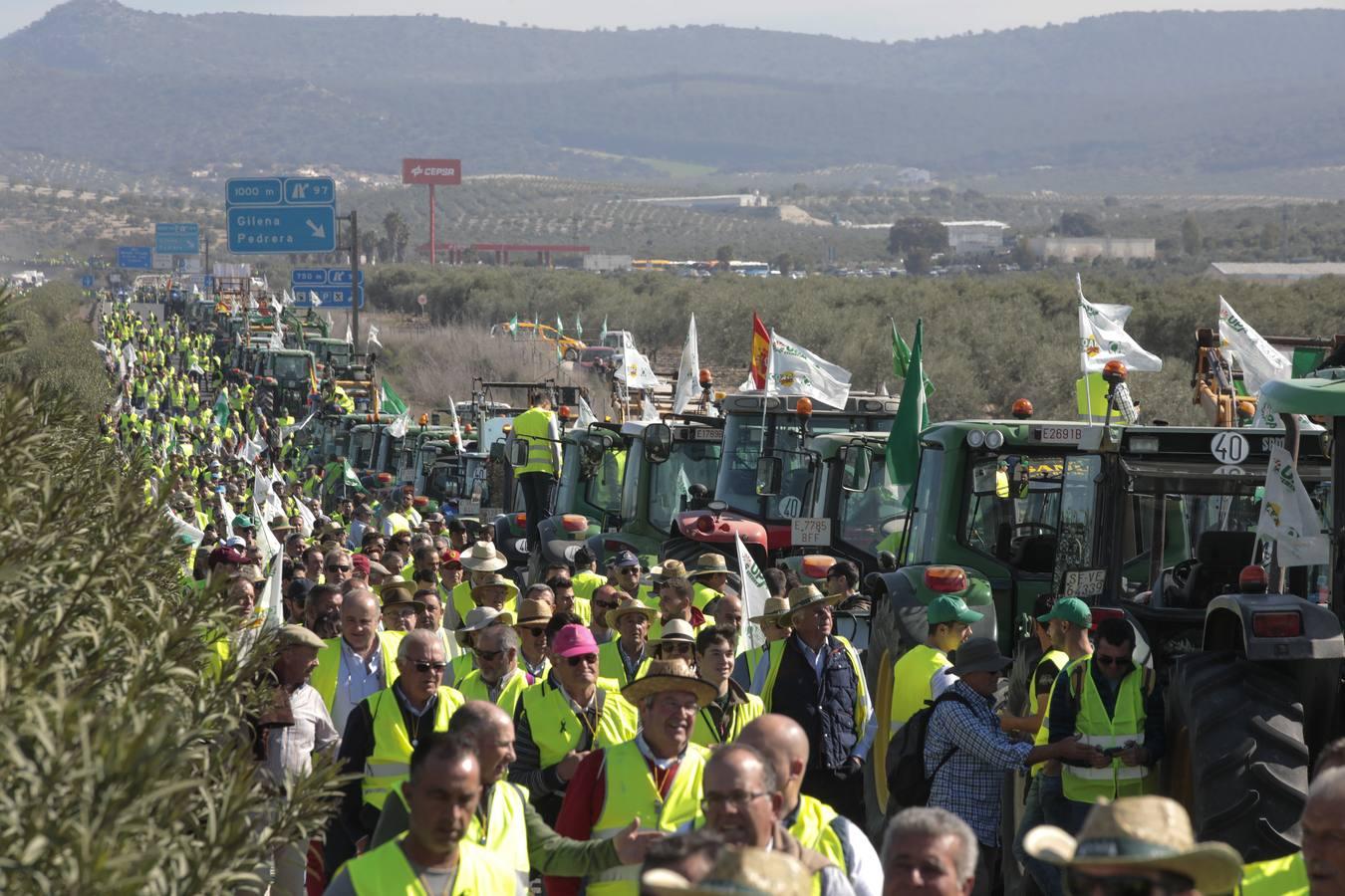 Las imágenes del corte de la autovía A-92 por las tractoradas en Sevilla