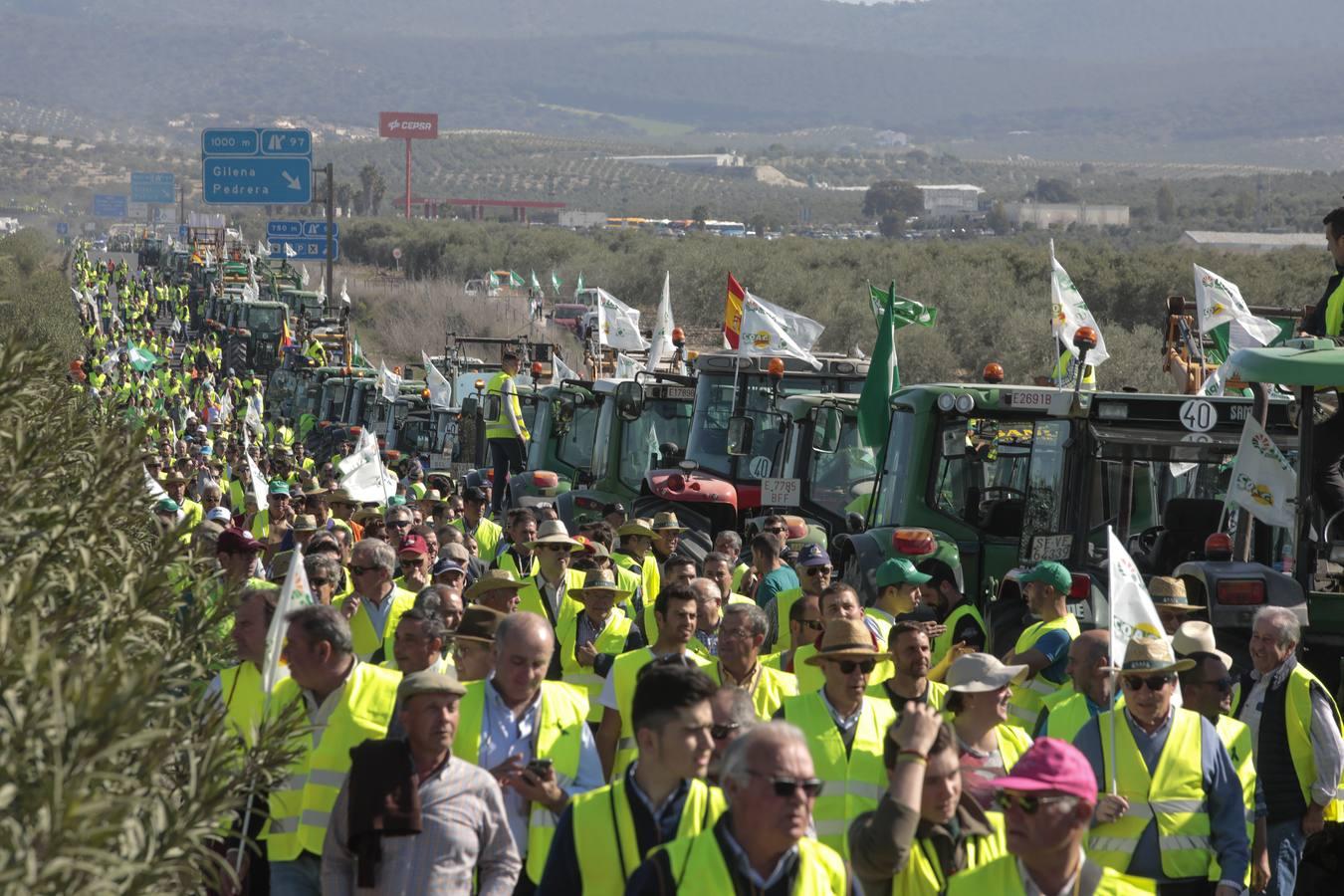 Las imágenes del corte de la autovía A-92 por las tractoradas en Sevilla