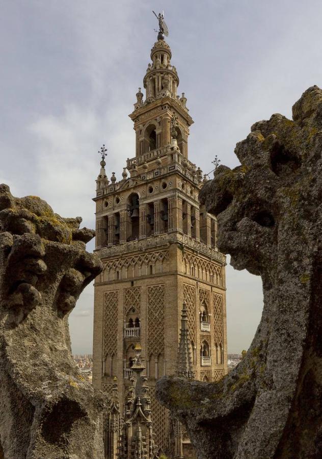 La Giralda. El icono de la ciudad es la Giralda. Sevilla no se entiende sin esta torre, de origen almohade, que ha superado conquistas, revoluciones, guerras y hasta terremotos. Con 1.104 metros de altura, la Giralda de Sevilla fue, durante varios siglos, la torre más alta de Europa. Es un edificio con una mezcla perfecta de diferentes estilos arquitectónicos y civilizaciones. Cada una de ellas aporta su huella a un monumento que refleja el crisol de culturas que han transitado por la ciudad. Se unen la arquitectura árabe y la renacentista para un magistral resultado. El Giraldillo se erige en lo alto de la torre. Es una estatua de figura femenina realizada en bronce «homenaje a la Fe que corona la torre». Esta figura es una veleta, por lo que en su origen recibía el nombre de Giralda, por las vueltas que daba con el viento. Posteriormente, como a la torre se denominó con el nombre de la estatua, ésta pasó a ser el Giraldillo.